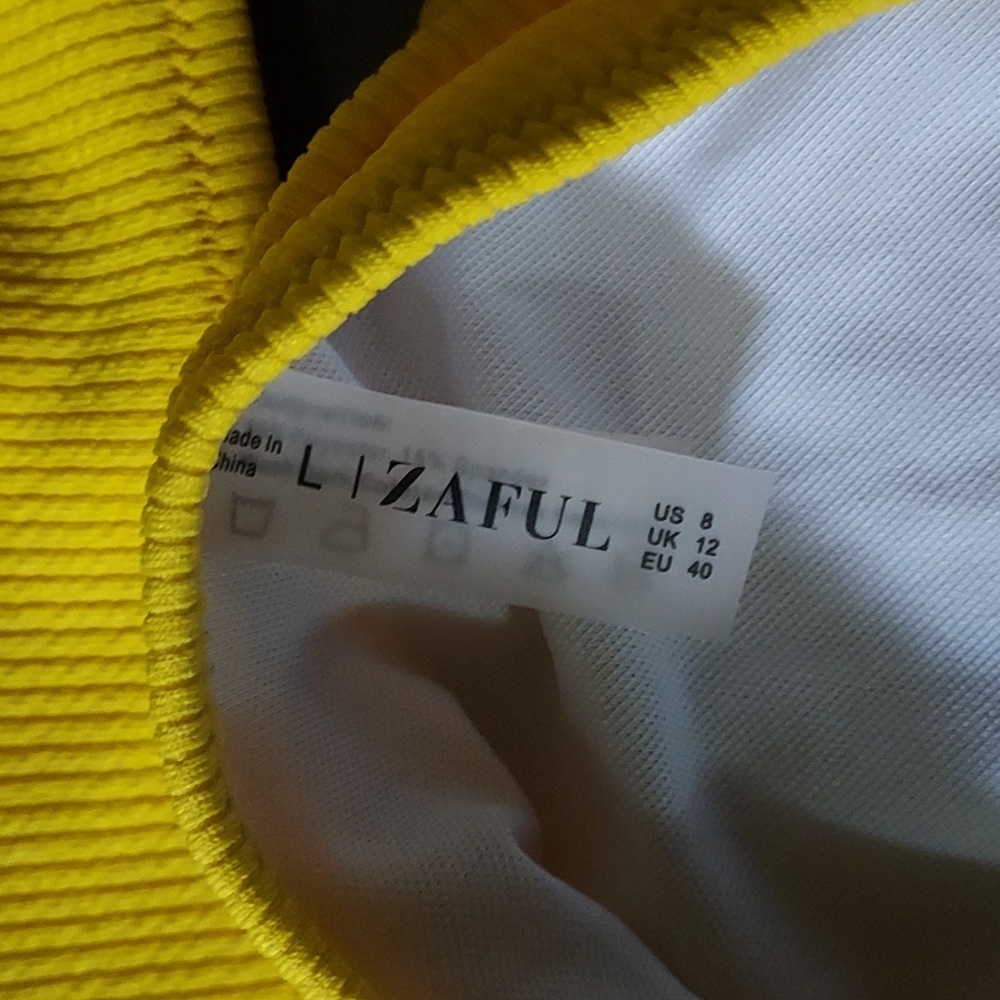Gorgeous yellow bikini - Picture 5 of 8